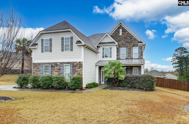 view of front of property featuring a front lawn