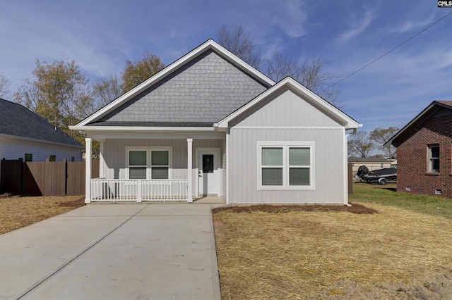 view of front of property featuring a porch and a front yard