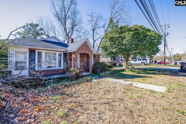 view of front of home featuring a front lawn