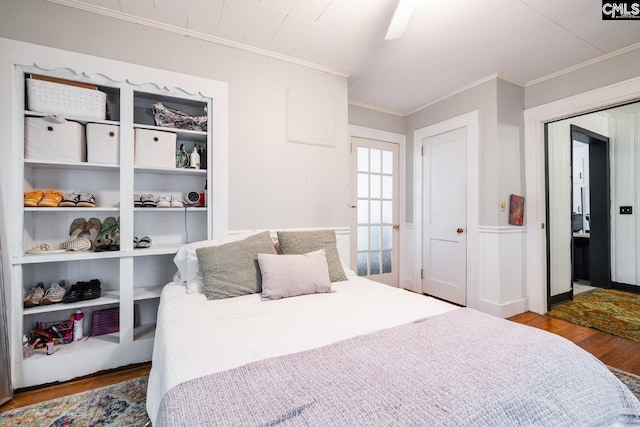 bedroom featuring hardwood / wood-style floors, ceiling fan, ornamental molding, and a closet