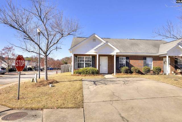 ranch-style house featuring a front lawn