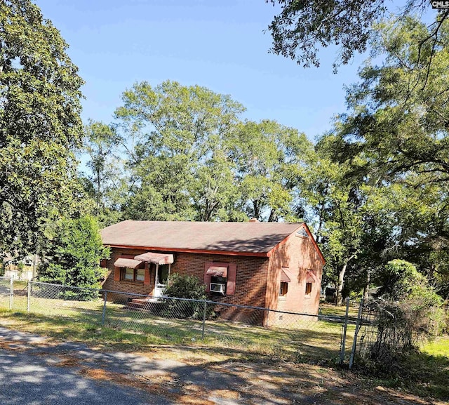 view of front of home featuring brick siding and a fenced front yard