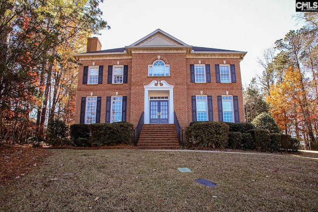 view of front of property featuring a front lawn