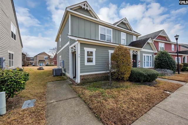 view of front of property featuring a front yard and central AC