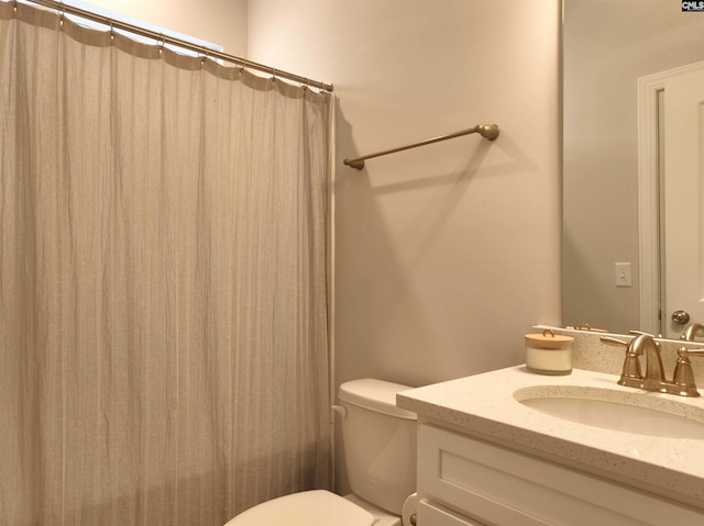 full bath with a shower with shower curtain, vanity, and toilet