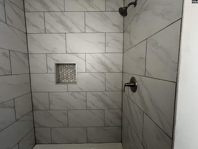 bathroom featuring tiled shower