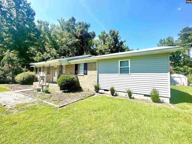 view of front of property featuring covered porch and a front yard