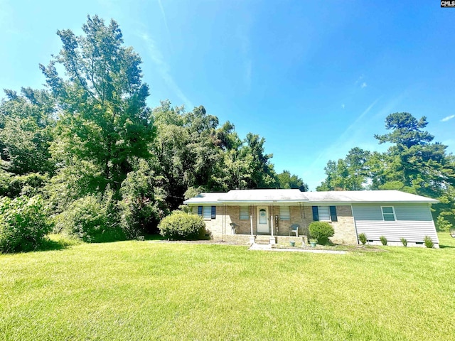 view of front facade with a front yard