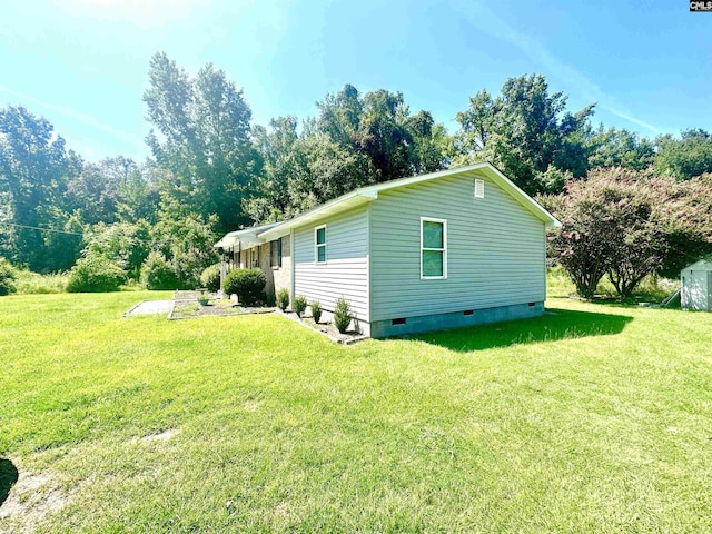 view of side of property featuring a lawn