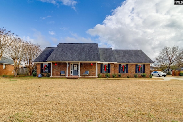 view of front of property featuring a front lawn