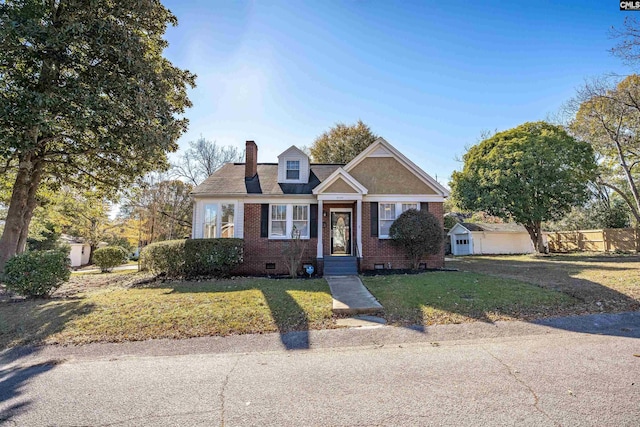 view of front of home featuring an outbuilding and a front yard