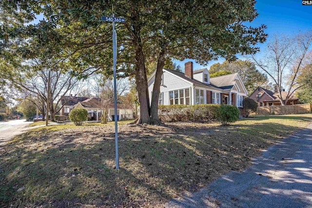 view of front of house featuring a front lawn