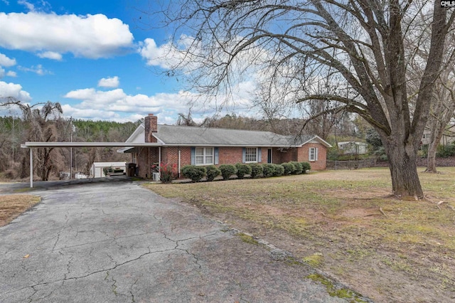 view of front of property featuring a carport and a front yard