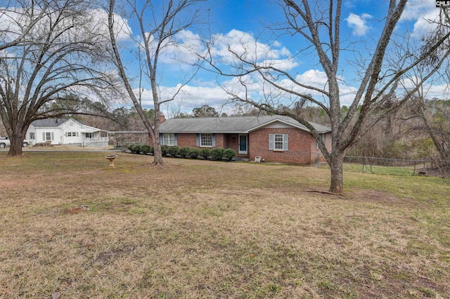 ranch-style house featuring a front yard