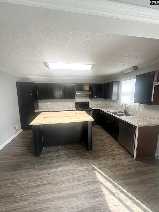 kitchen with electric stove, sink, ornamental molding, dark hardwood / wood-style flooring, and stainless steel dishwasher