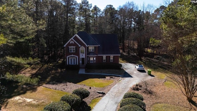 view of front of property featuring a front lawn