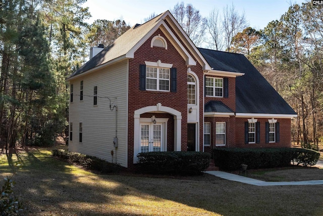 view of front of property featuring a front lawn