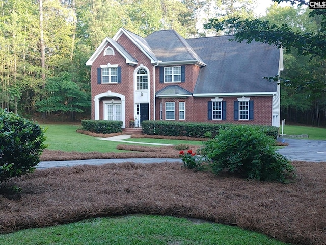 view of front of house featuring a front lawn