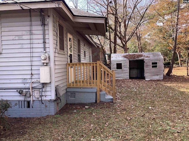 view of side of property with a storage shed