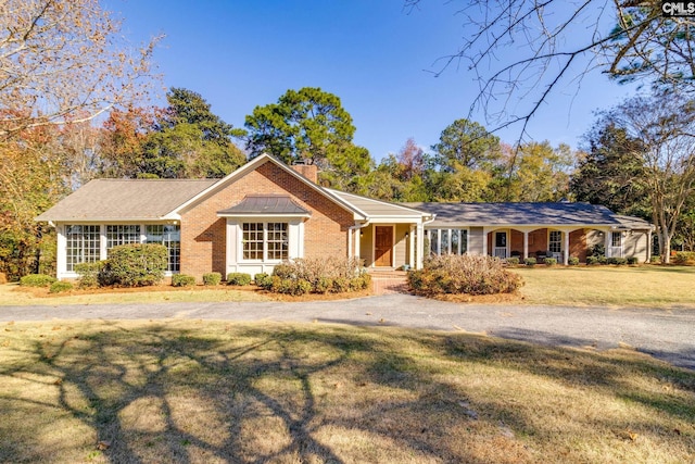 single story home featuring a front lawn