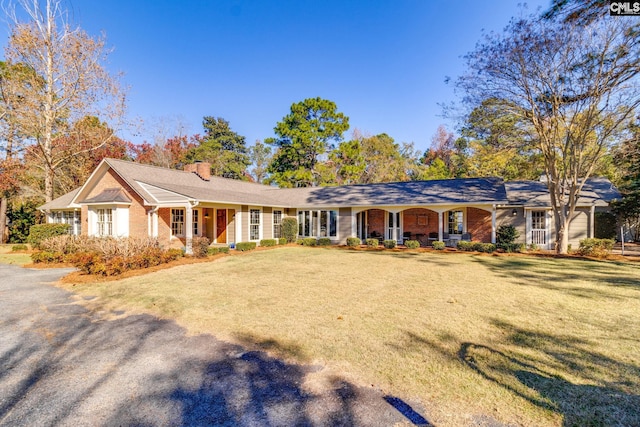 single story home featuring a front yard