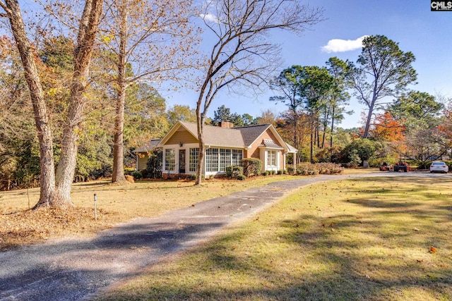 view of front of house with a front lawn