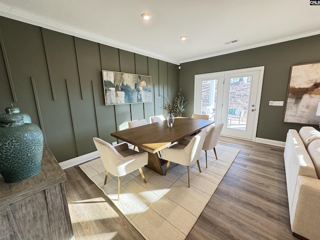 dining room with crown molding, recessed lighting, visible vents, light wood-type flooring, and baseboards