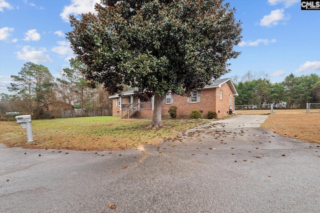 view of front of property featuring a front lawn