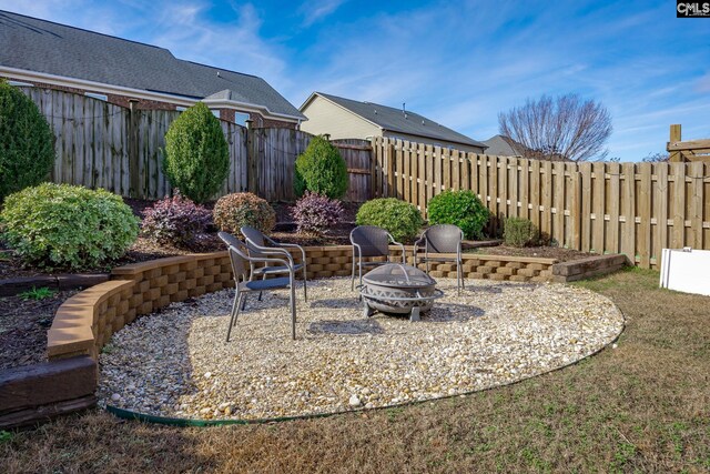 view of yard featuring an outdoor fire pit