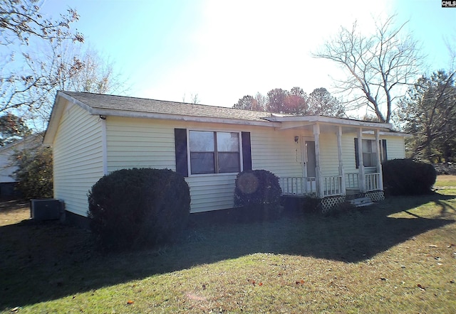 view of front of property featuring a front yard