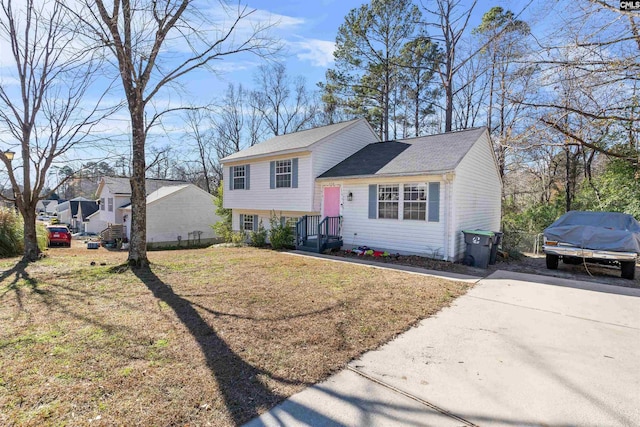 tri-level home featuring a front yard