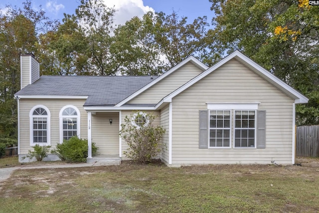 view of front of property featuring a front lawn