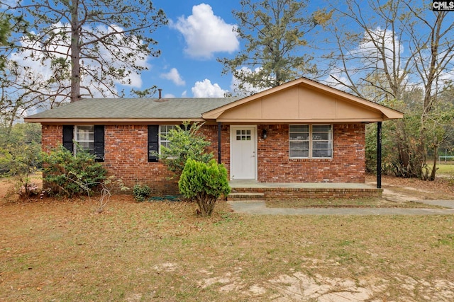 ranch-style home featuring a front lawn