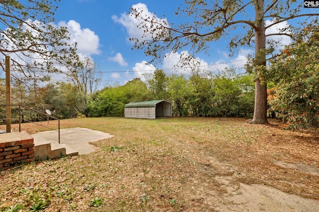 view of yard with a storage shed