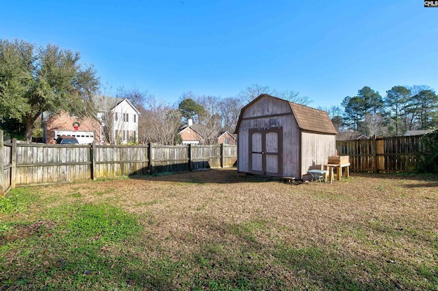 view of yard featuring a storage unit