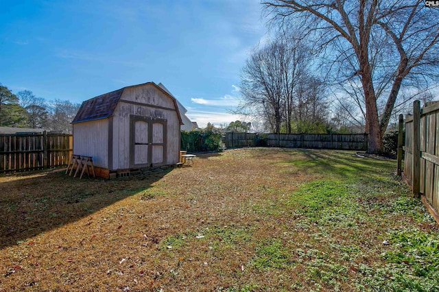 view of yard featuring a storage unit