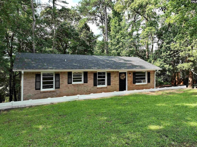 ranch-style house featuring a front yard