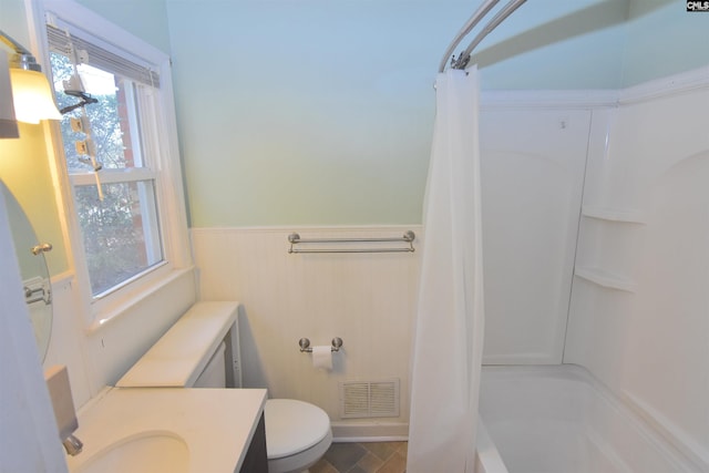 full bathroom featuring shower / tub combo with curtain, vanity, and toilet