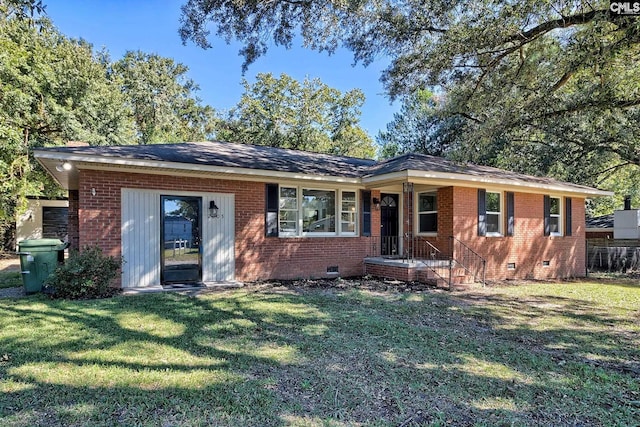 single story home with a front lawn