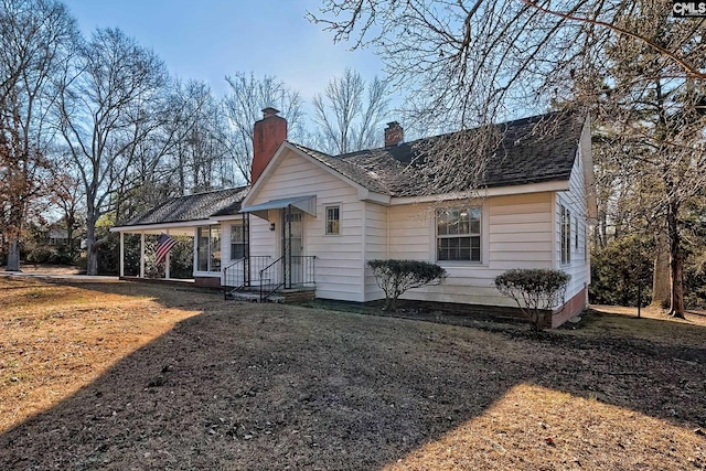 view of front of property with a front yard