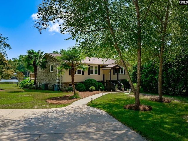 view of front of home featuring a front lawn