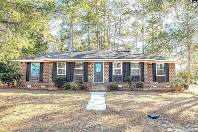 single story home with a front lawn