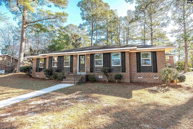 single story home with a front lawn