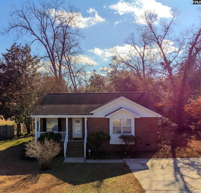 view of front facade with a porch and a front lawn