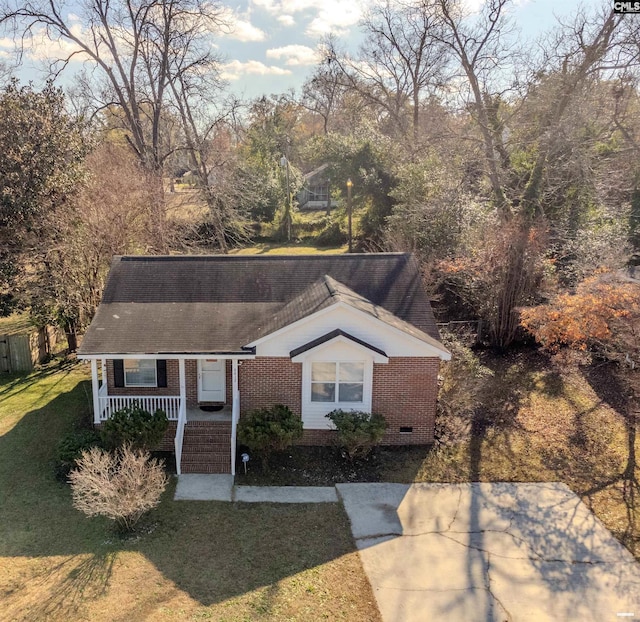 view of front of property featuring covered porch and a front lawn