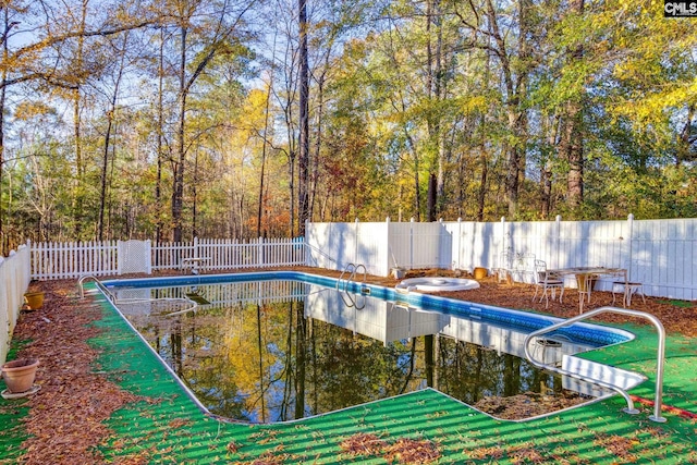 view of swimming pool