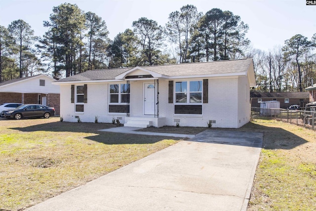 view of front of property featuring a carport and a front yard