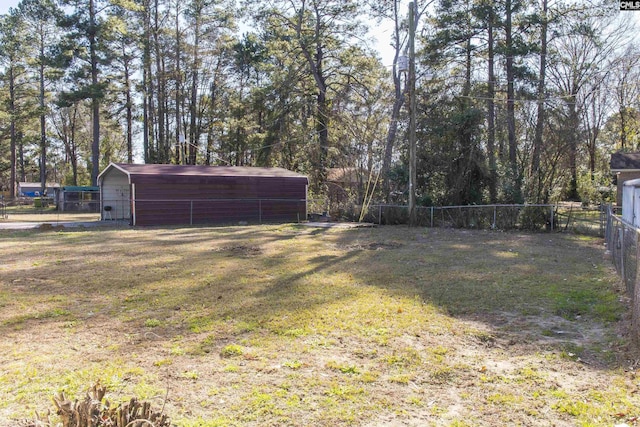 view of yard with an outdoor structure