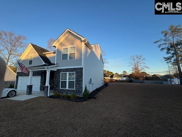 view of front of house featuring a front yard