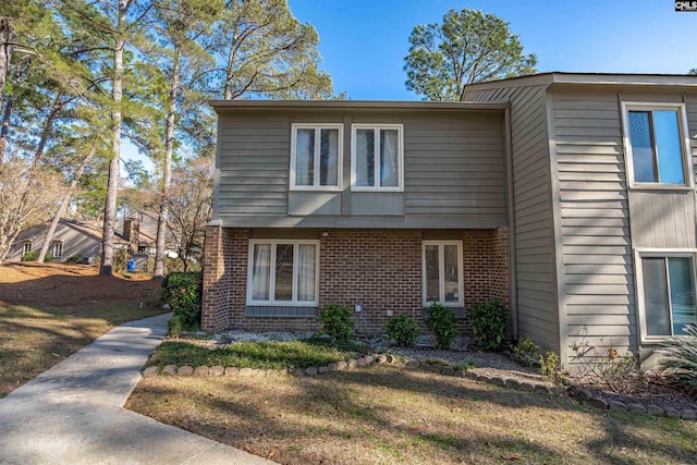 view of front of property with a front yard